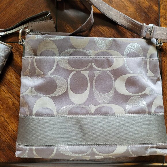 Coach Messenger Bag with matching wristlet wallet - Picture 2 of 3